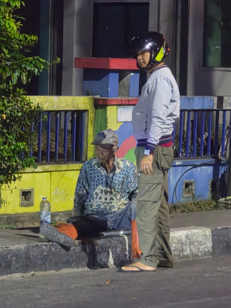Pemantauan Terhadap Aktivitas Badut Jalanan Dan Manusia silver