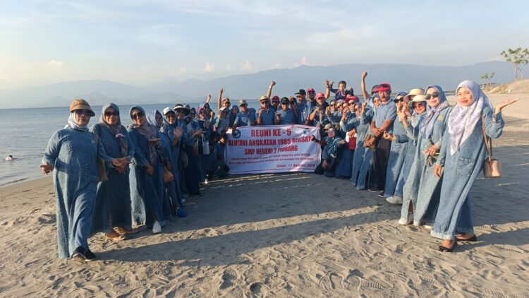 Alumni Angkatan 1985 Bersatu SMPN2 Pinrang Gelar Upacara Penaikan Bendera  Pada HUT RI Ke-81