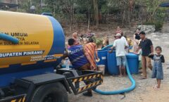 Menyiapkan Distribusi Air Bersih Bagi Warga Yang Terdampak.