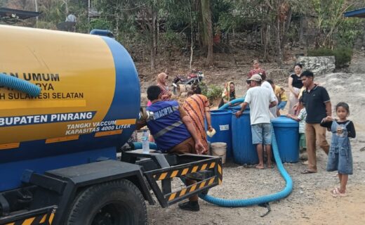 Menyiapkan Distribusi Air Bersih Bagi Warga Yang Terdampak.